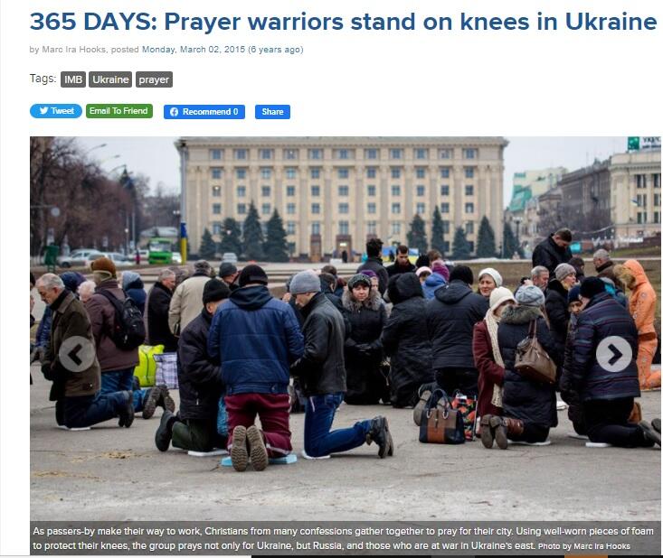 Batistas oram em praça de Kharkiv, na Ucrânia, em 2015