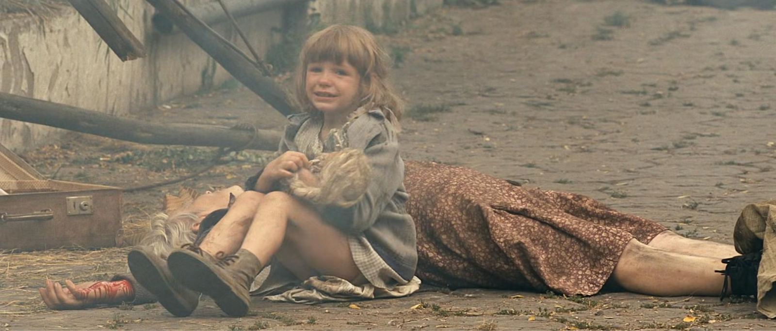 Criança chora no filme “A Resistência”