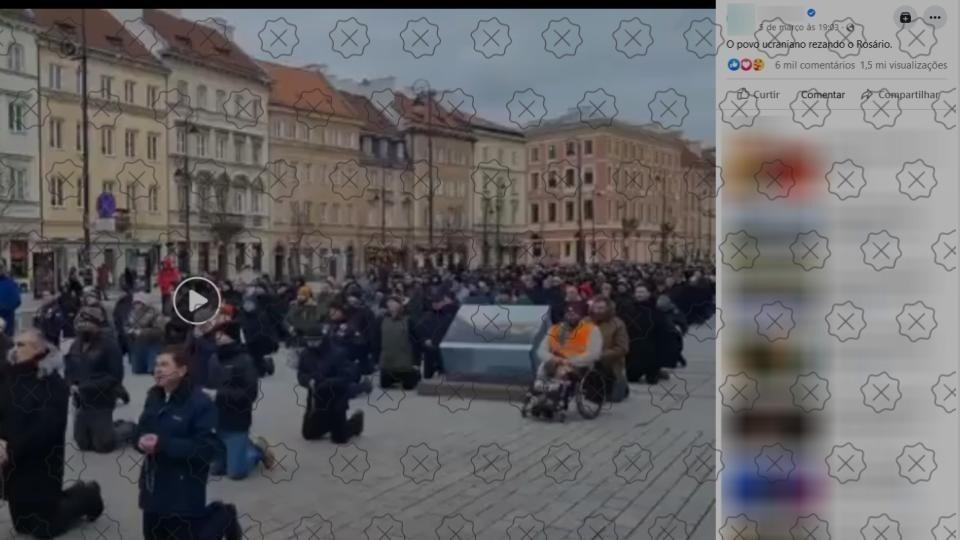 Homens rezam o rosário na Polônia