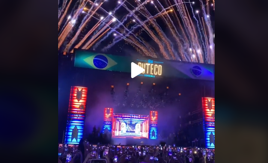 Frame do vídeo mostra bandeiras do Brasil e Paraná em show de Gusttavo Lima em Curitiba.