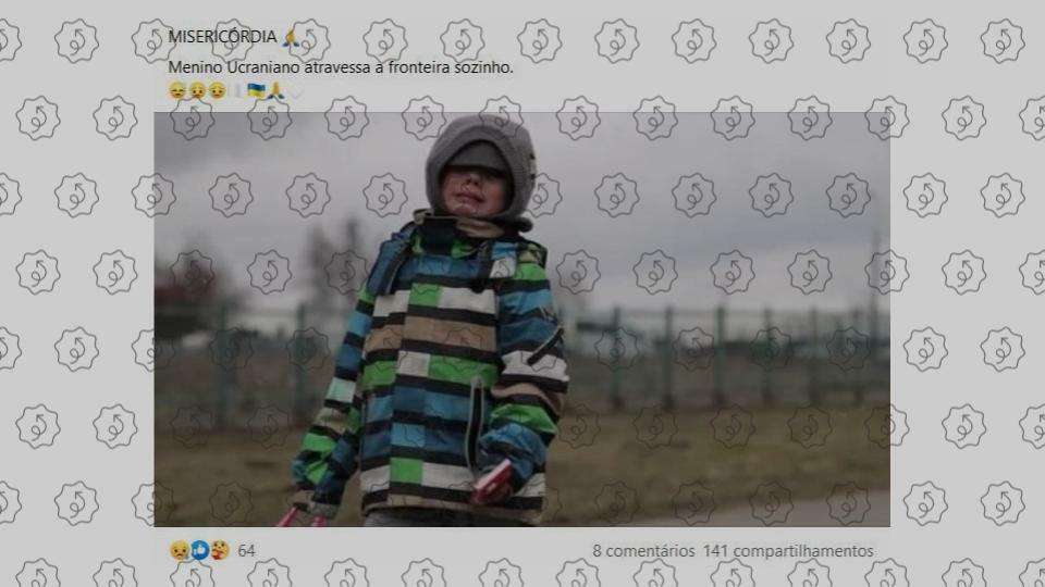Menino chora ao atravessar fronteira da Ucrânia 