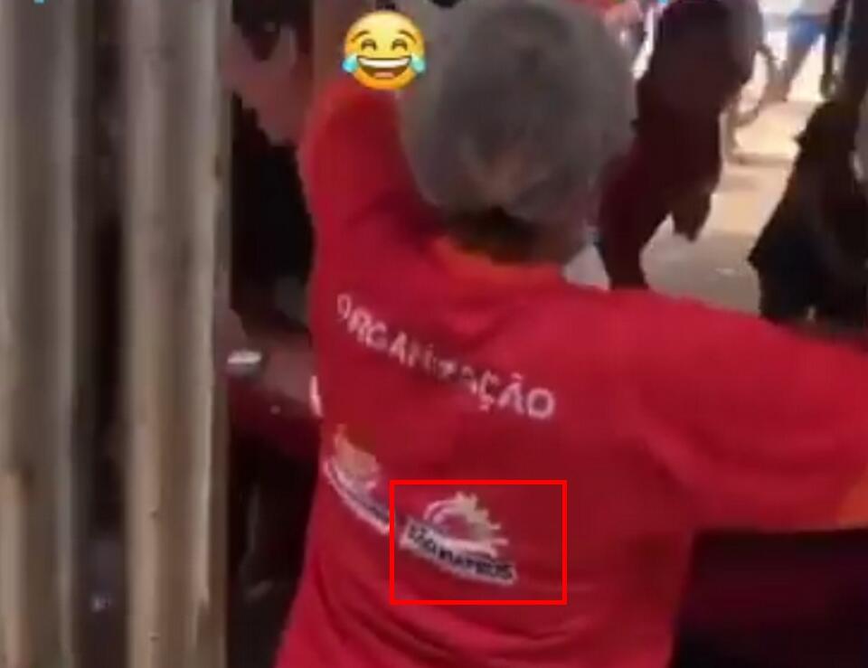 Logo da prefeitura de São Mateus do Maranhão na camiseta de uma mulher