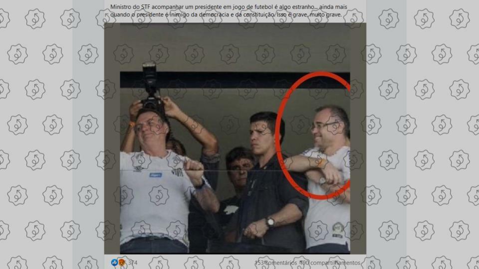 Foto mostra Bolsonaro e Mendonça na Vila Belmiro em 2019, não em 2022