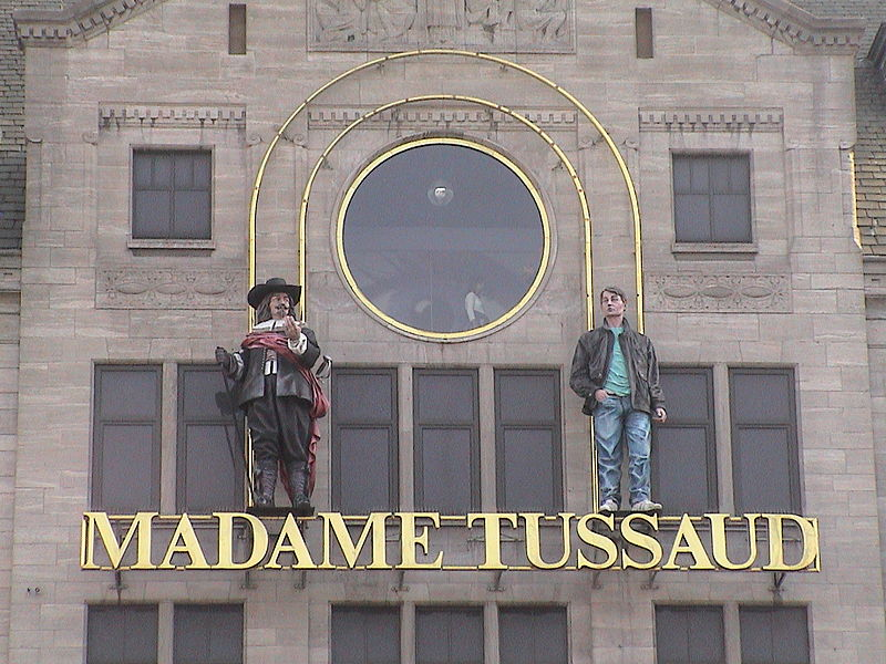 Estátuas na fachada do Madame Tussaud são de pessoas fictícias