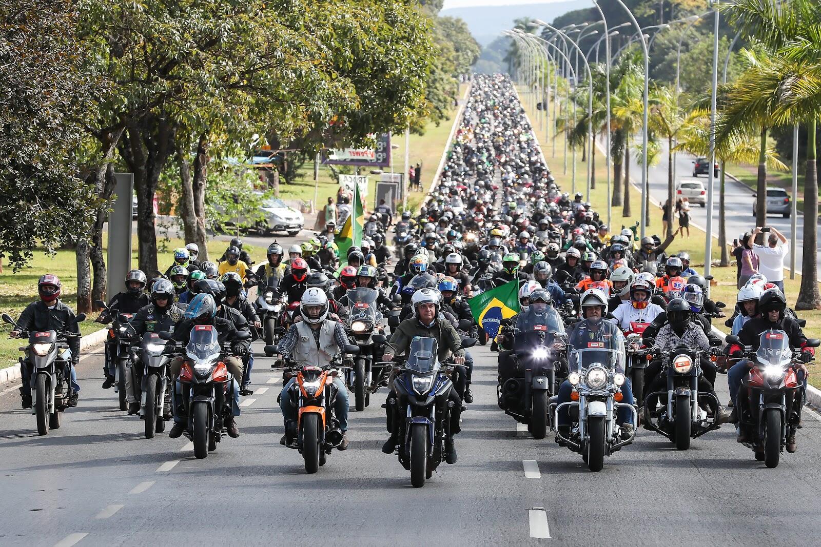 Motos acompanham o presidente Jair Bolsonaro em passeio pelas ruas de Brasília.