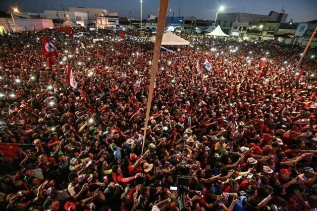 Imagem mostra multidão de pessoas em Ouricuri em caravana de Lula em 2017