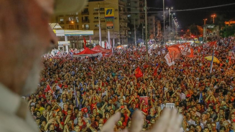 Lula discursa em frente a multidão em São Leopoldo, no Rio Grande do Sul.