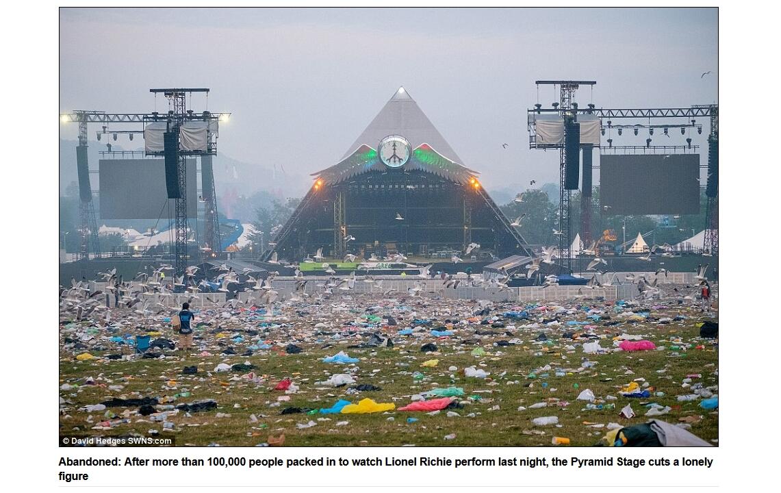 Reprodução de tela mostra a imagem do gramado do festival Glastonbury repleto de lixo em reportagem de 2015 do site britânico Daily Mail