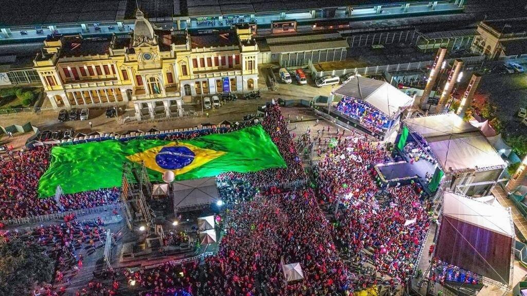 Imagem mostra comício do ex-presidente Lula em Belo Horizonte no dia 18 de agosto