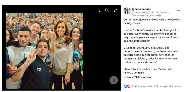 Reprodução de postagem do Facebook em que Ignacio Barbieri faz um V com as mãos ao lado de Cristina Kirchner