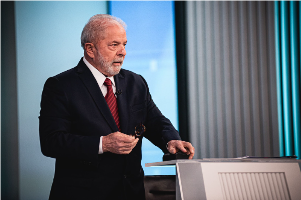 Ex-presidente Lula momentos antes do início do debate de sexta, em que não fez uso de ponto eletrônico no ouvido