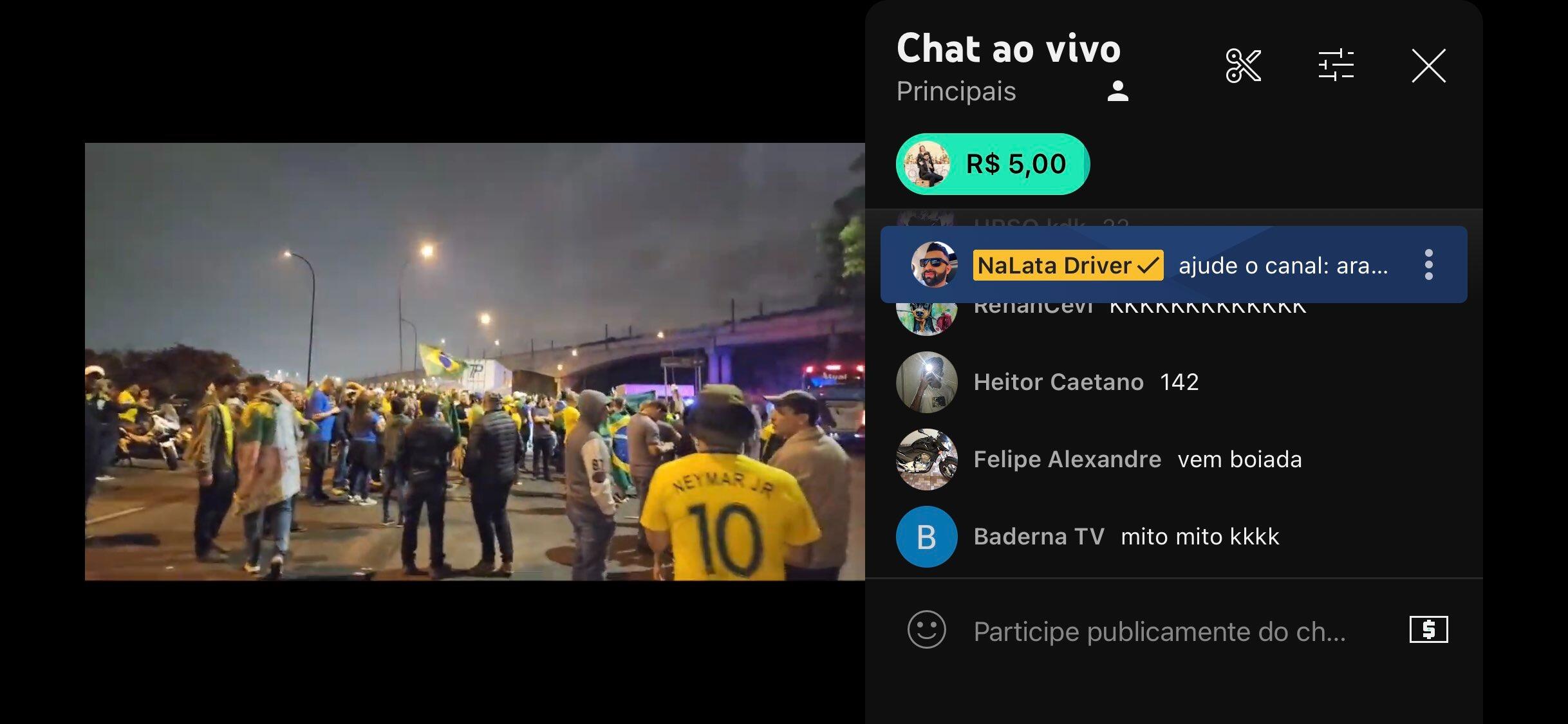 Chat ao vivo prova monetização de vídeos que promovem as manifestações