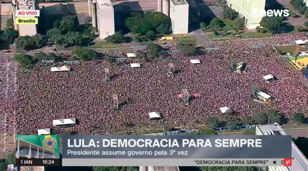 Imagem aérea feita por volta de 16h20 mostra um público maior na Esplanada dos Ministérios do que por volta das 14h