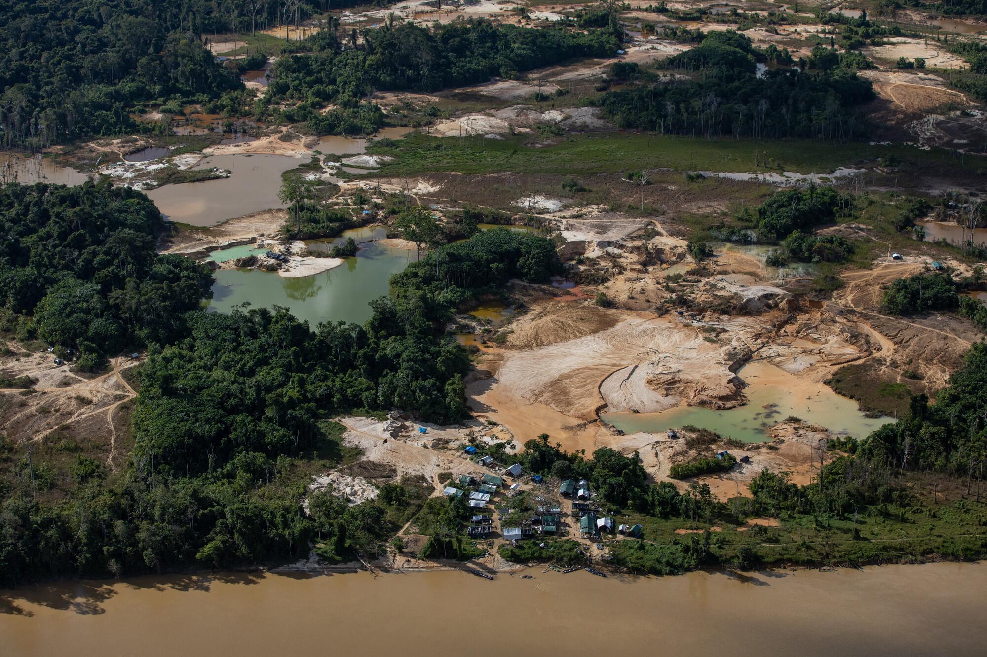Destruição causada pelo garimpo no rio Uraricoera, na Terra Indígena Yanomami