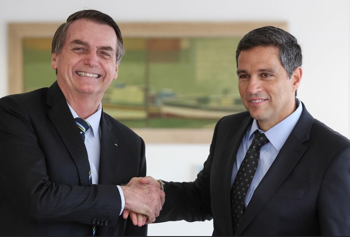 Imagem mostra Roberto Campos Neto apertando a mão do ex-presidente Jair Bolsonaro