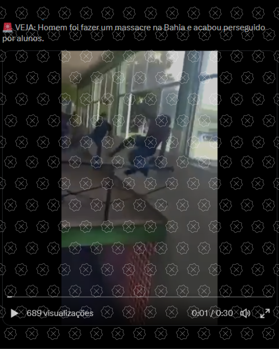 Vídeo de alunos jogando cadeiras em invasor foi gravado em 2018, não recentemente