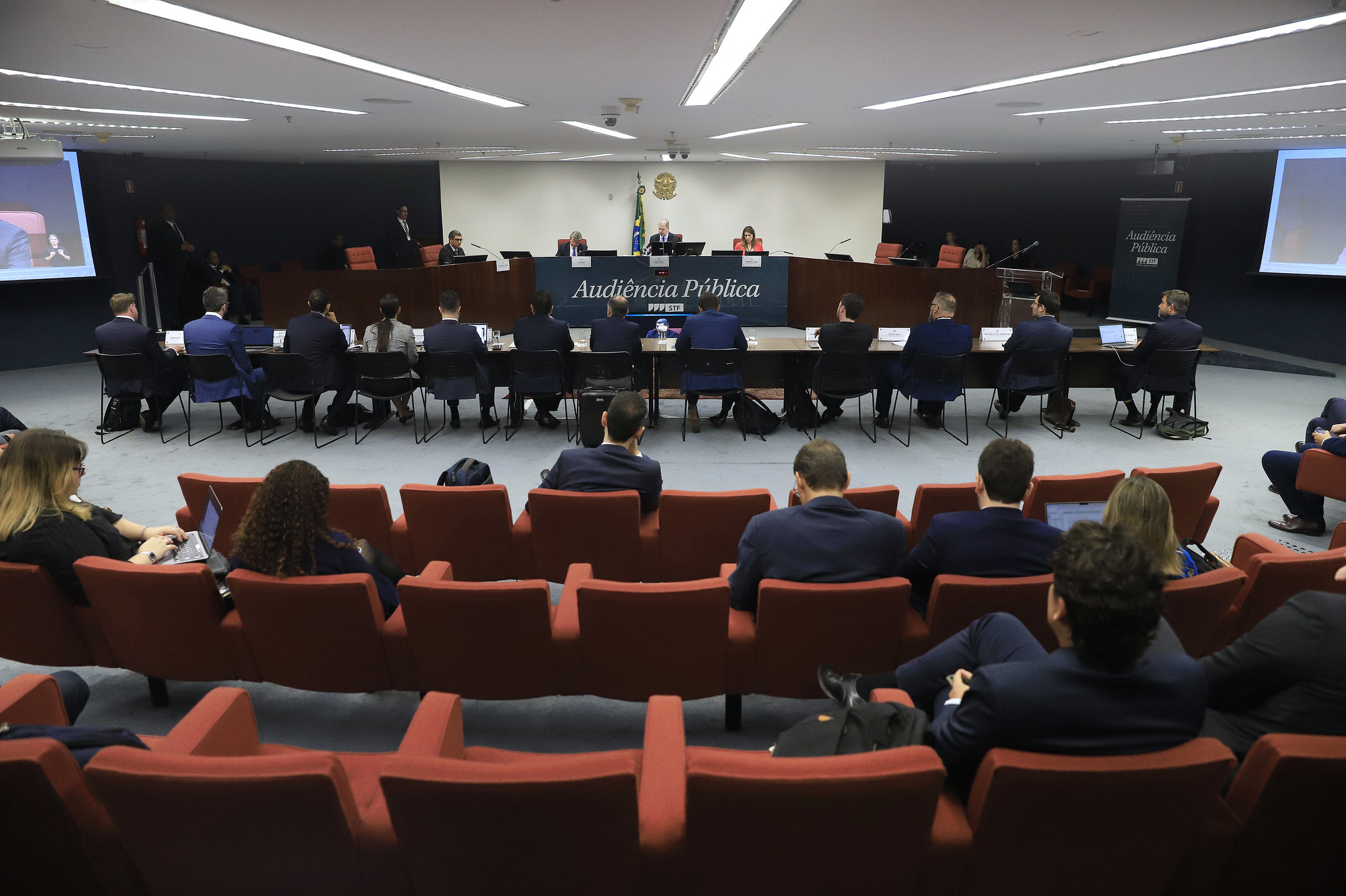 Imagem com vista geral de uma sala de sessões do STF durante audiência pública para discutir o Marco Civil da Internet