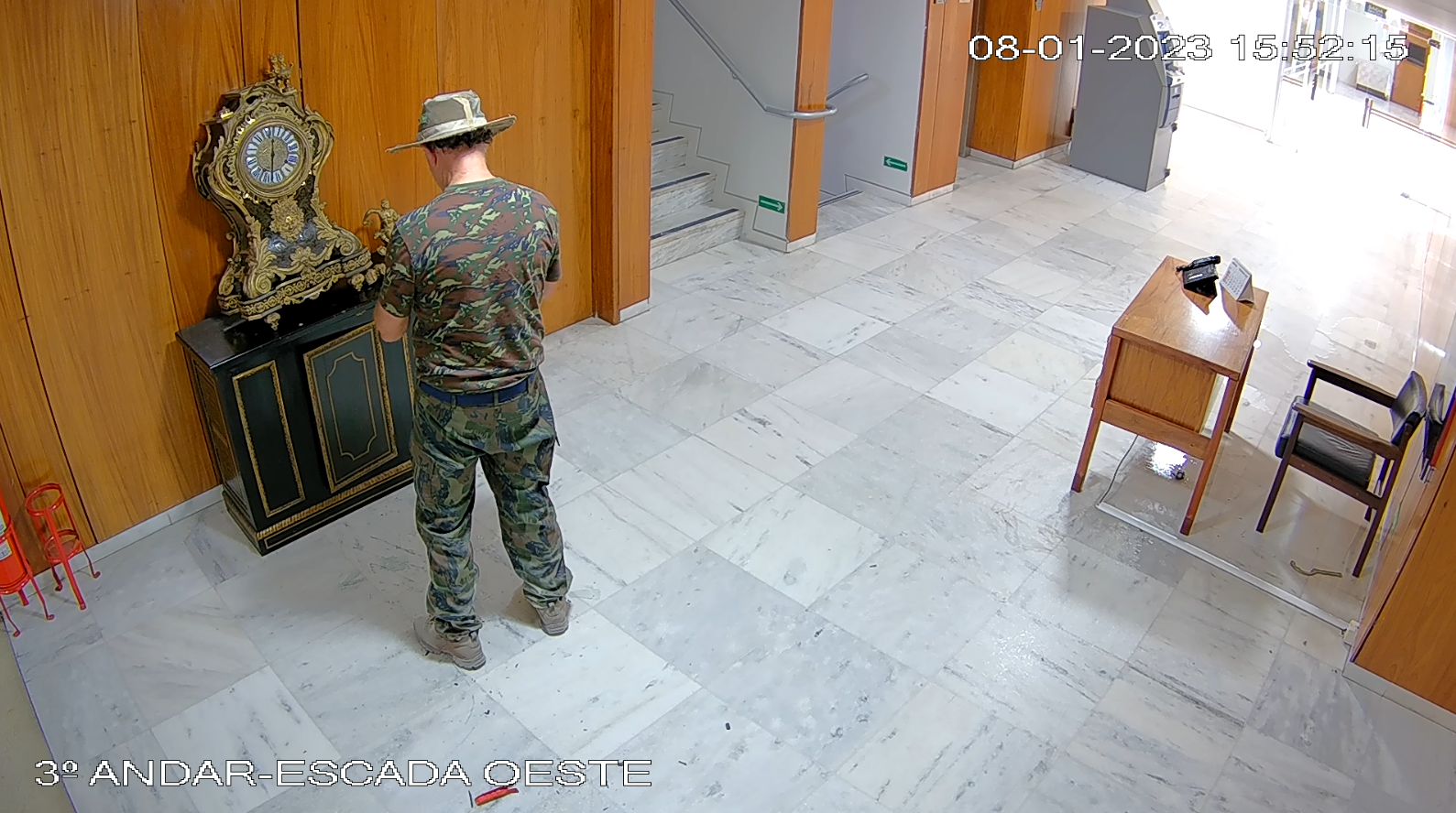 Imagens das câmeras de segurança do Palácio do Planalto mostram que cena compartilhada nas redes foi registrada às 15h52