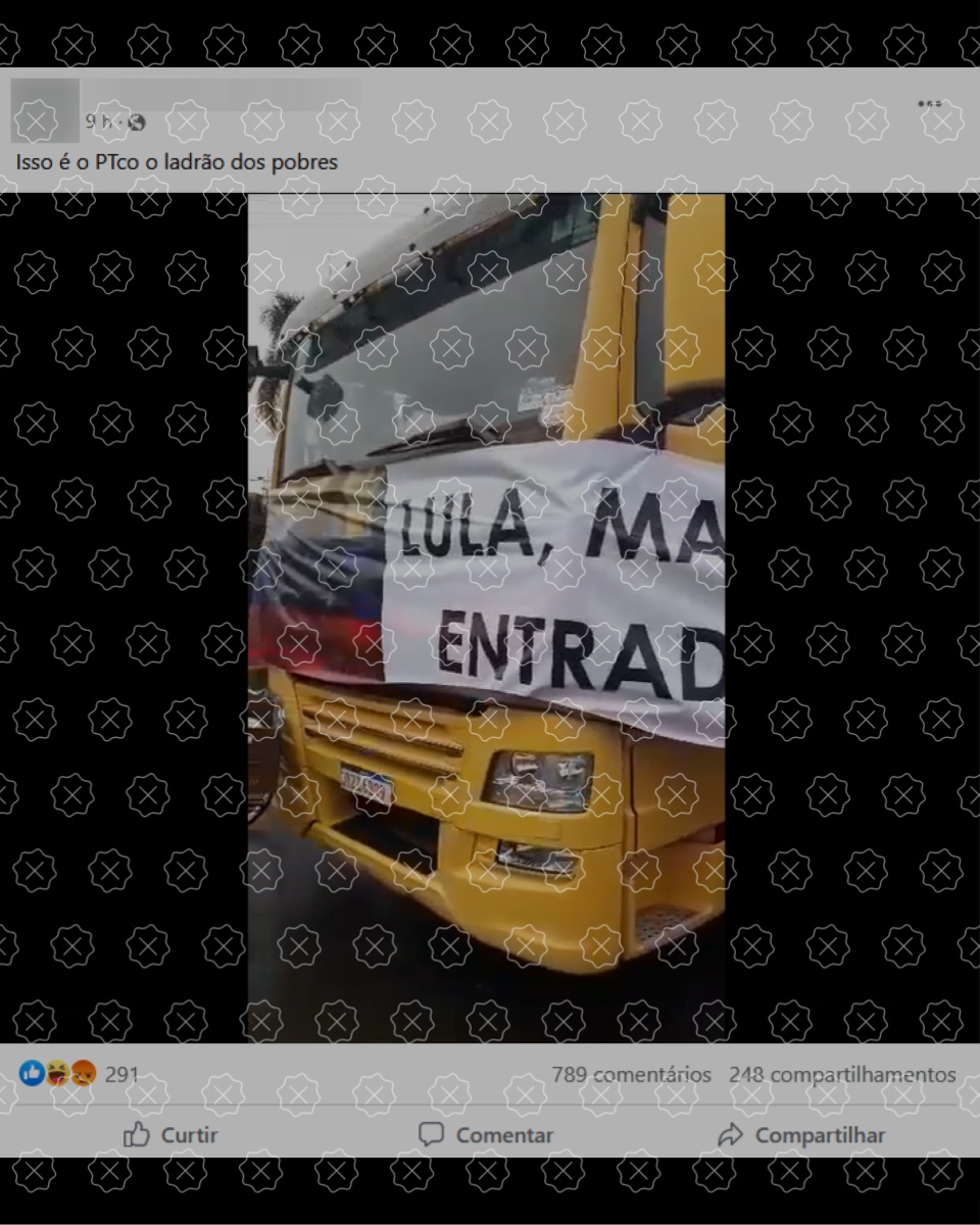 Post do Facebook com foto de um caminhão de cabine amarela com uma faixa citando Lula e Maduro e legenda “Isso é o PTco o ladrão dos pobres”; publicação engana ao afirmar que governo Lula proibiu exportações para Venezuela