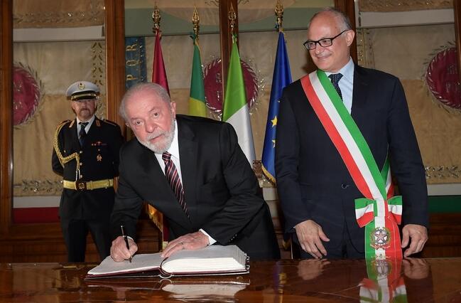 Foto mostra o momento em que Lula assina o Livro de Ouro Capitolino ao lado do prefeito de Roma, Roberto Gualtieri