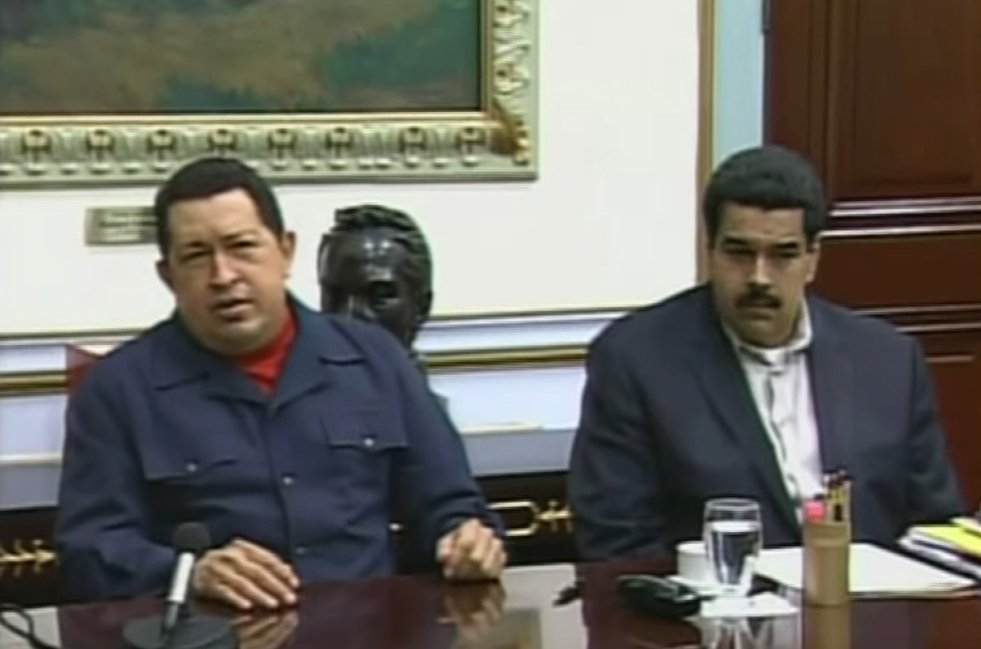 Imagem mostra o então presidente da Venezuela, Hugo Chávez, ao lado do vice, Nicolás Maduro, em dezembro de 2012.
