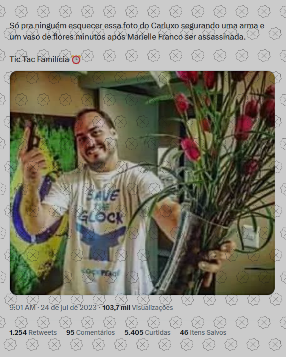 Print de tweet enganoso mostra foto de Carlos Bolsonaro segurando uma pistola e um vaso de flores junto da legenda ‘Só para ninguém esquecer essa foto do Carluxo minutos após Marielle Franco ser assassinada’
