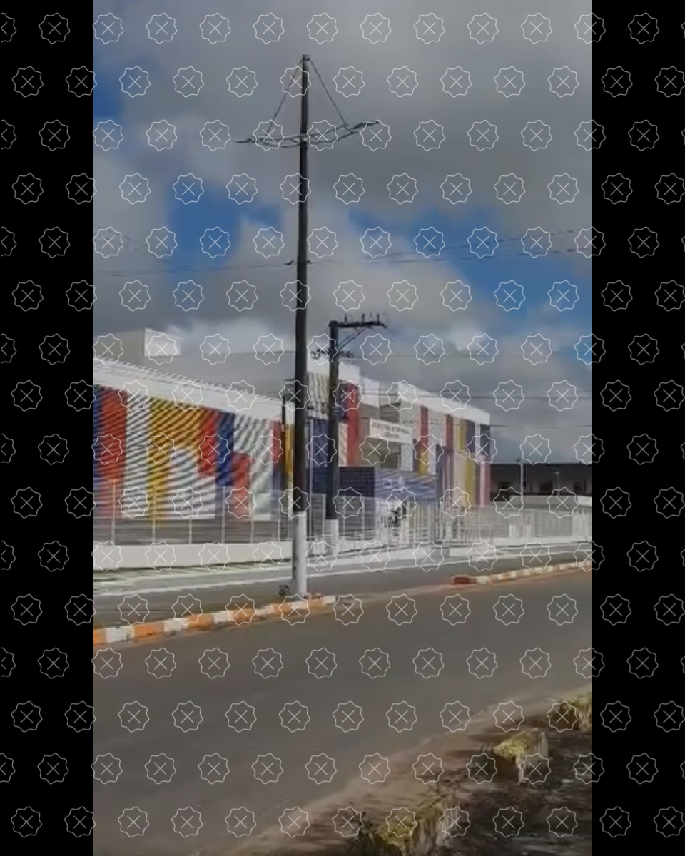 Print do vídeo em que aparece obra para construção de escola em tempo integral em Crisópolis e não de teatro, como diz o narrador.