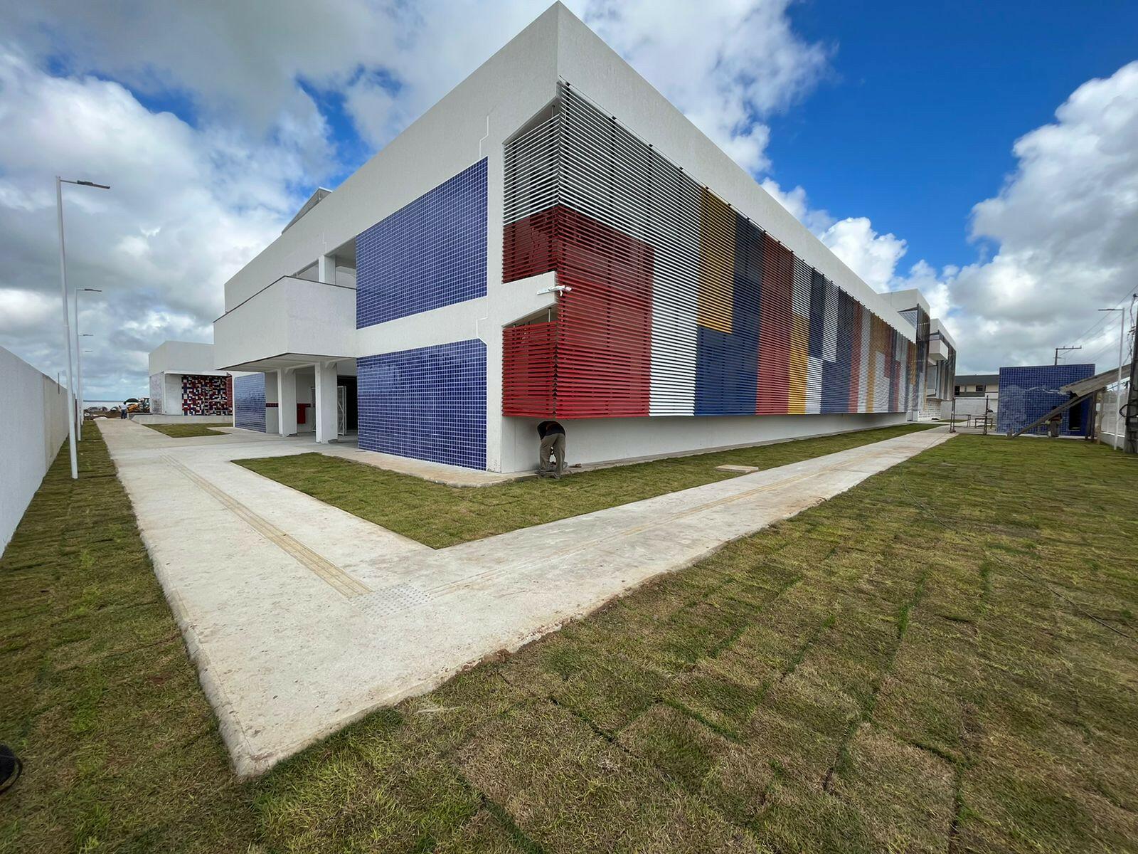 Fachada do novo colégio estadual de ensino em tempo integral de Crisópolis, na Bahia