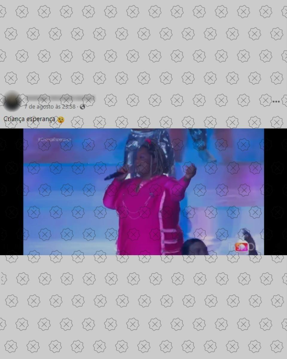 Print de uma postagem difundindo um vídeo montagem mostrando a funkeira MC Carol cantando uma música sobre sexo e armas no Criança Esperança, da Globo; na verdade, ela apresentou a música 
