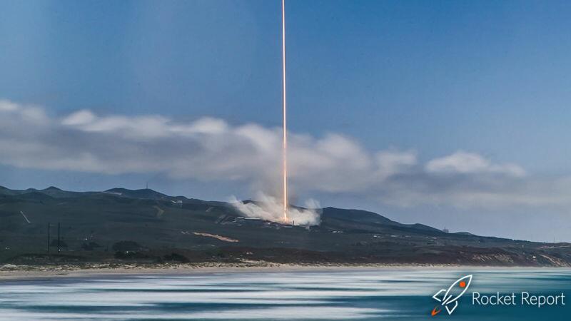 Foto mostra rastro de foguete durante lançamento na Califórnia