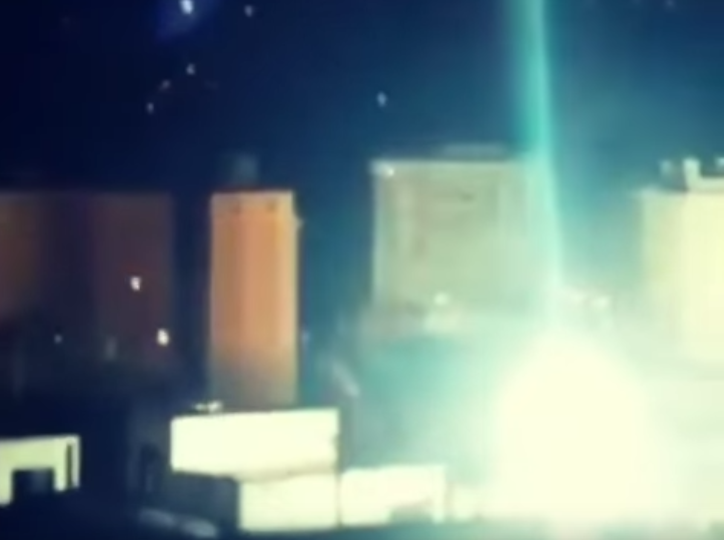 Print de vídeo que parece mostrar uma explosão de um transformador no meio de uma cidade