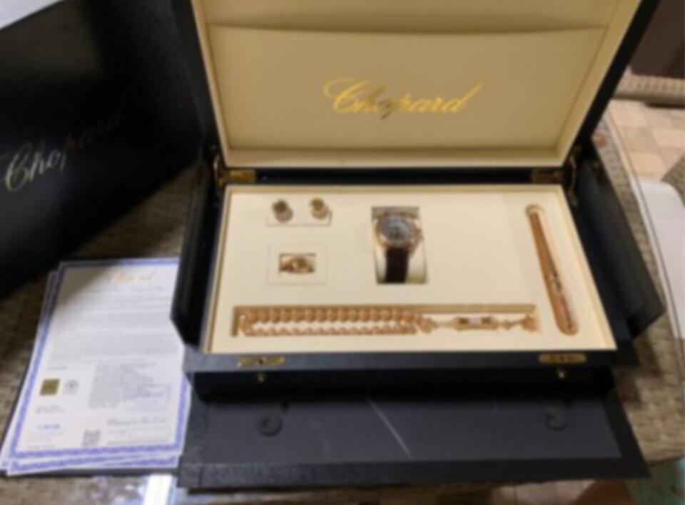 Foto mostra joias, caneta, relógio e masbaha, espécie de rosário islâmico, da marca suíça Chopard