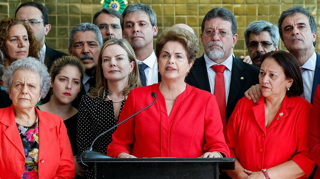 Registro de agosto de 2016 mostra Dilma ao lado de outros políticos do PT, como Gleisi Hoffmann, Lindbergh Farias e Fátima Bezerra