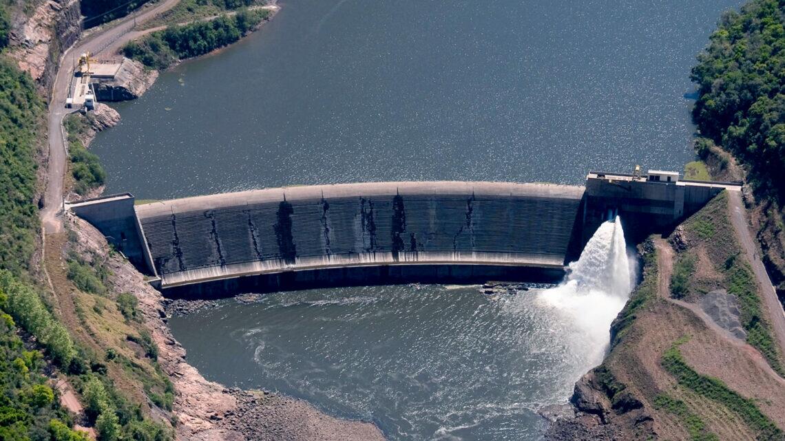 Foto mostra barragem de Castro Alves com vazão normal