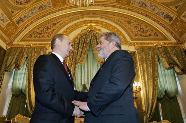 Putin aperta a mão de Lula durante encontro privado, em 2005, em Moscou