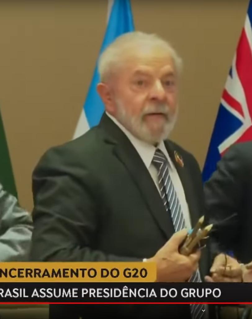 Frame da transmissão original mostra Lula segurando dois lápis de madeira no encerramento da Cúpula do G20.