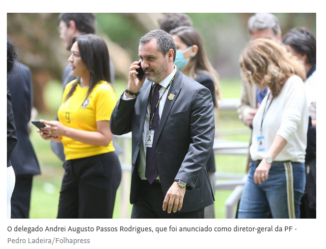 No primeiro plano, delegado Andrei Rodrigues caminha e fala ao telefone. Ao seu lado, Eliziane Gama aparece de camiseta da seleção brasileira