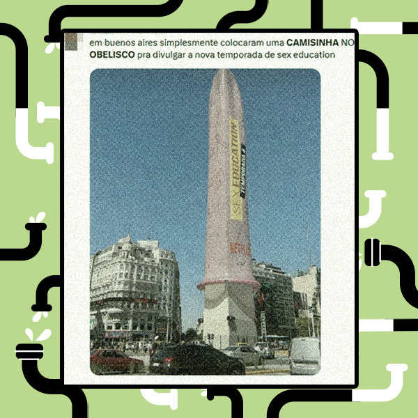 Imagem mostra Obelisco, na Argentina, coberto por camisinha rosa gigante