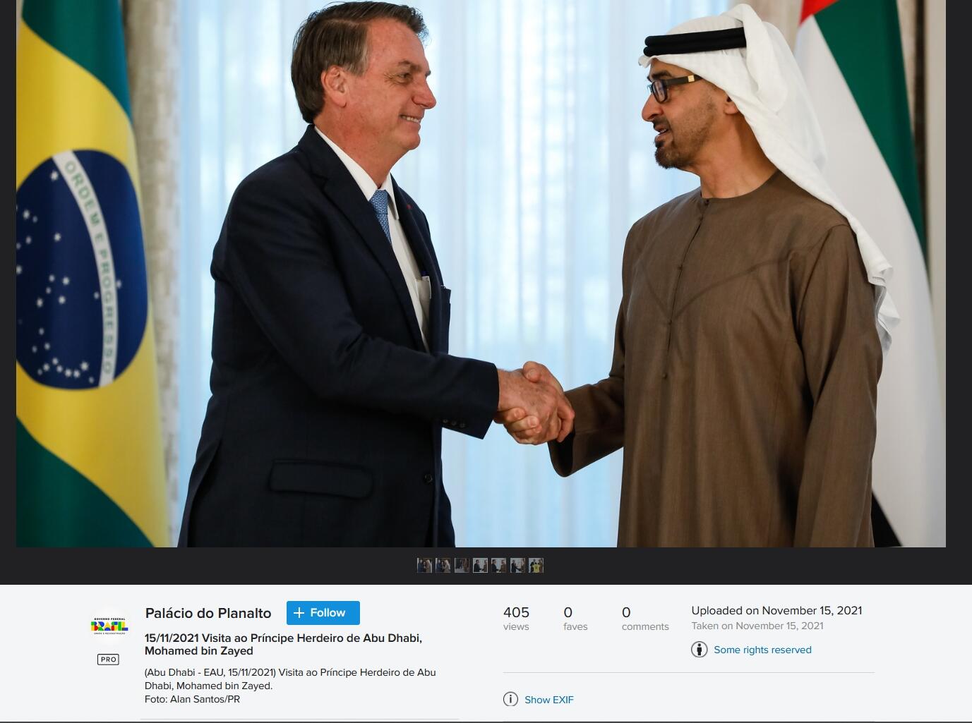 Print da página do Flickr do Palácio do Planalto mostra Bolsonaro e o atual presidente dos Emirados Árabes Unidos, Mohamed bin Zayed Al Nahyan, apertando as mãos. Crédito aponta que foto foi tirada em 15 de novembro de 2021, nos Emirados Árabes Unidos, por Alan Santos
