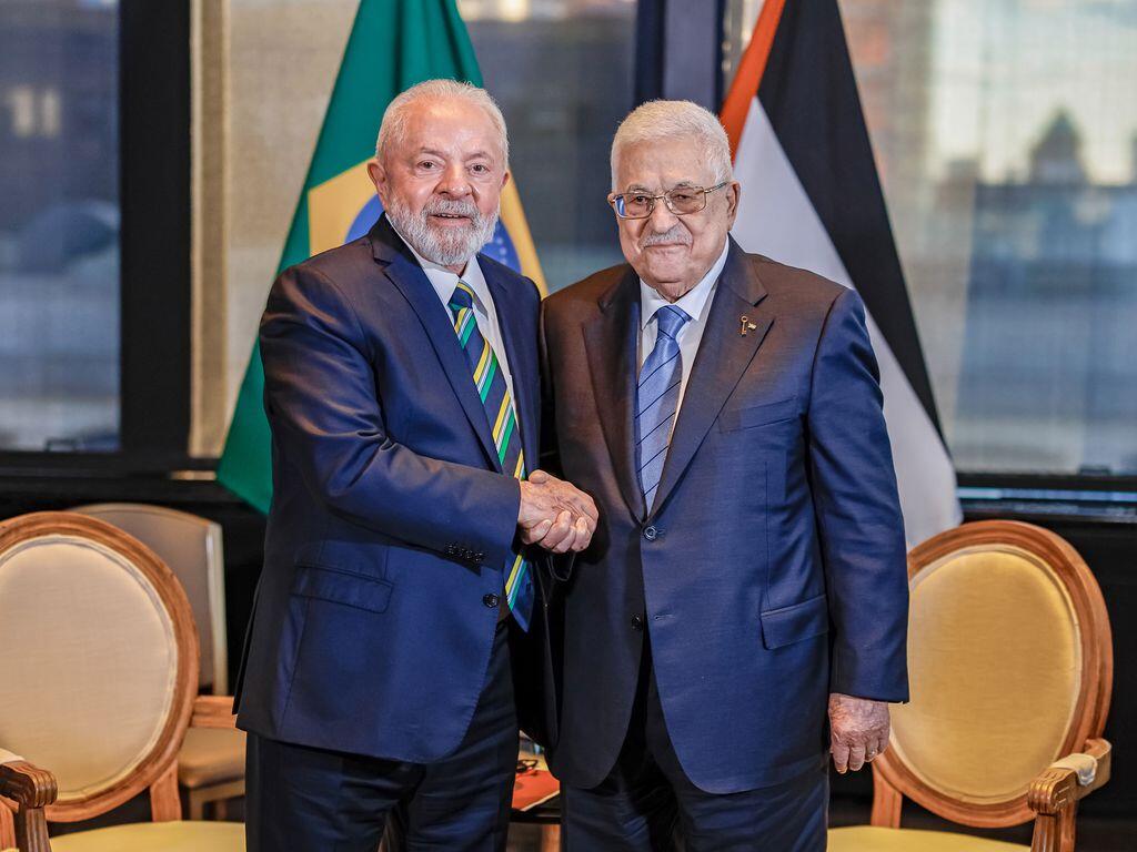 O presidente Lula aperta a mão de Mahmoud Abbas, presidente da ANP