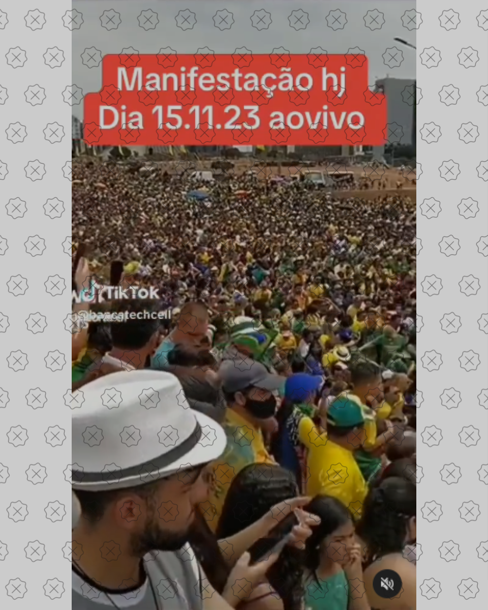 Imagem de 2022 mostrando aglomeração de manifestantes circula com legenda que afirma que protesto ocorreu em 15 de novembro de 2023