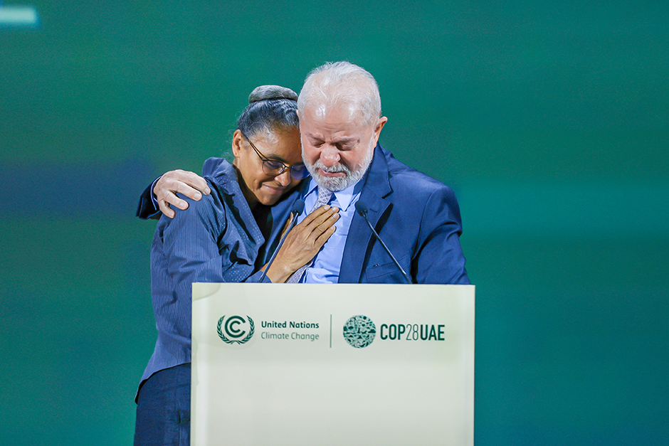 Lula e Marina Silva abraçados em púlpito da COP-28