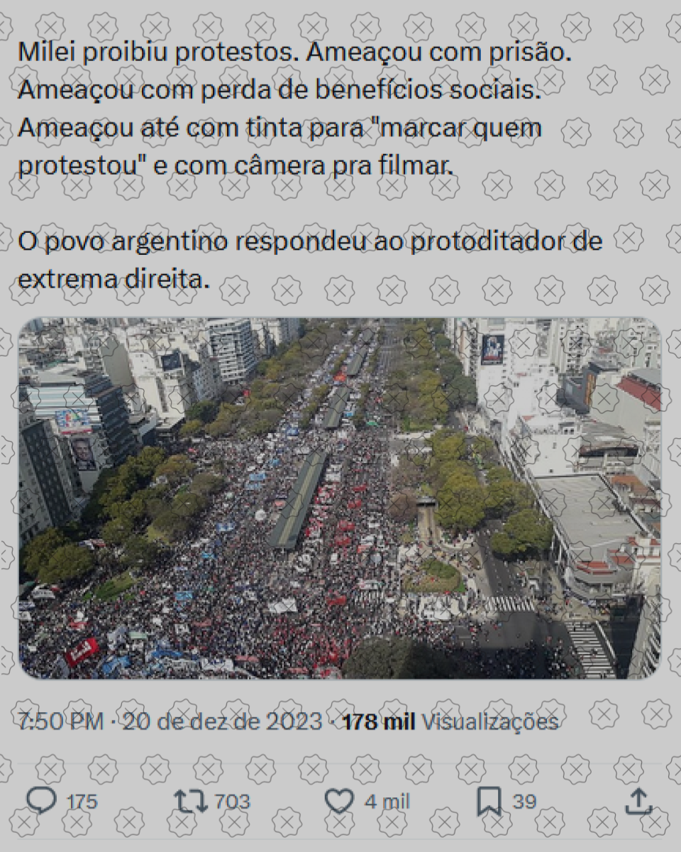 Foto de 2019 de avenida em Buenos Aires lotada de manifestantes circula como se mostrasse protesto recente