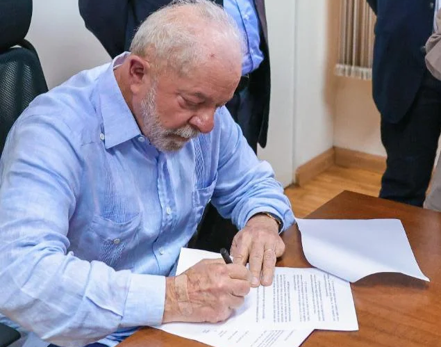 Fotos mostra momento em que Lula assina decreto de intervenção na segurança do DF