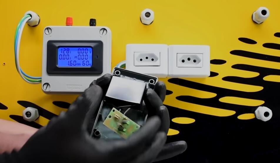 Frame de vídeo publicado pelo engenheiro eletricista Adoniran Freitas mostra que não há no dispositivo componentes que economizem energia de uma residência