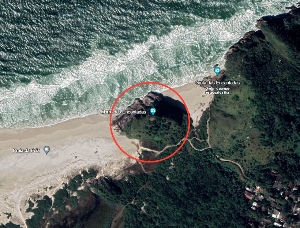 Imagem de satélite mostra Praia da Boia, Morro das Encantadas e a Gruta das Encantadas