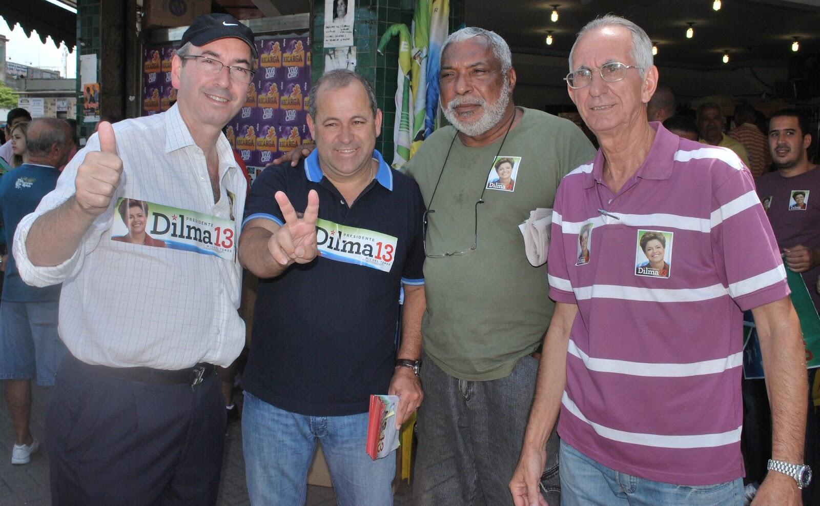 Brazão aparece ao lado de Eduardo Cunha vestindo uma camiseta com um adesivo da campanha de Dilma Rousseff