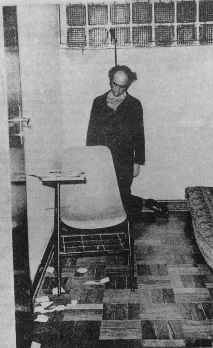 Foto mostra corpo do jornalista pendurado pelo pescoço em uma grade na janela. Os pés de Herzog tocam o chão, obrigando seu joelho a dobrar.