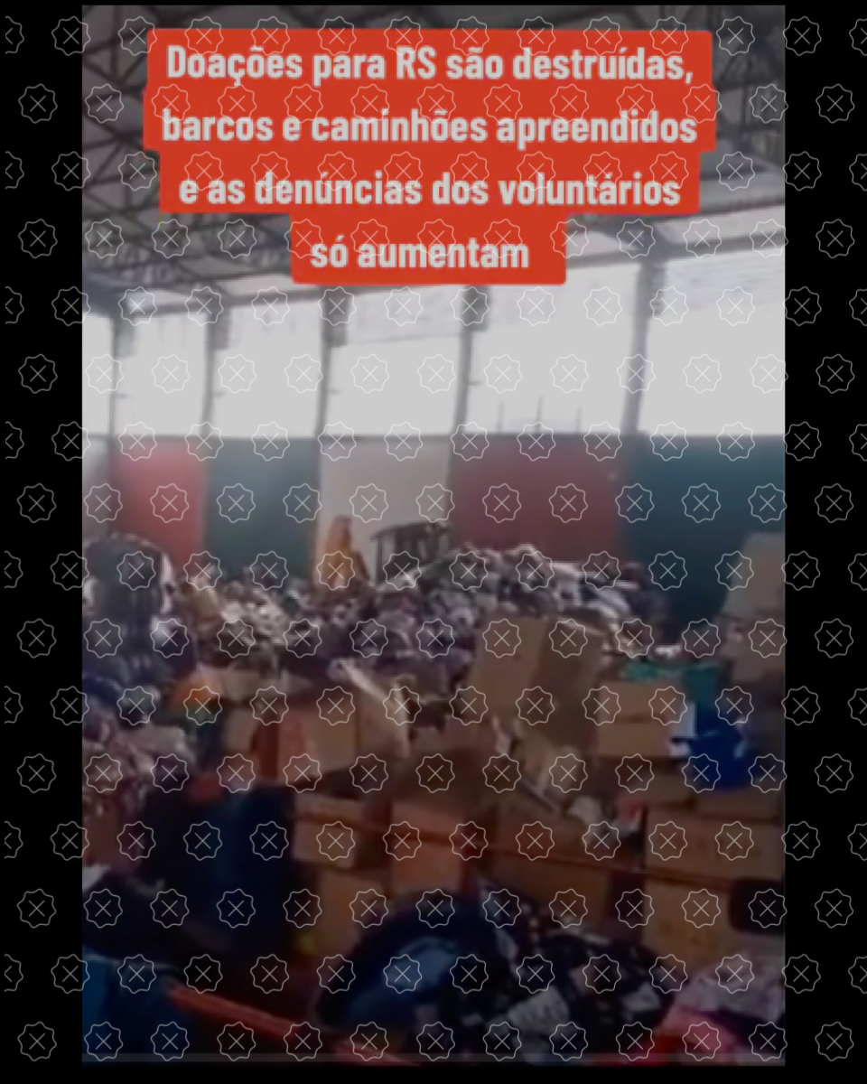 Vídeo de 2023 que mostra retroescavadeira organizando pilha de doações em galpão circula acompanhado de legenda enganosa que alega que donativos estão sendo destruídos (Reprodução)