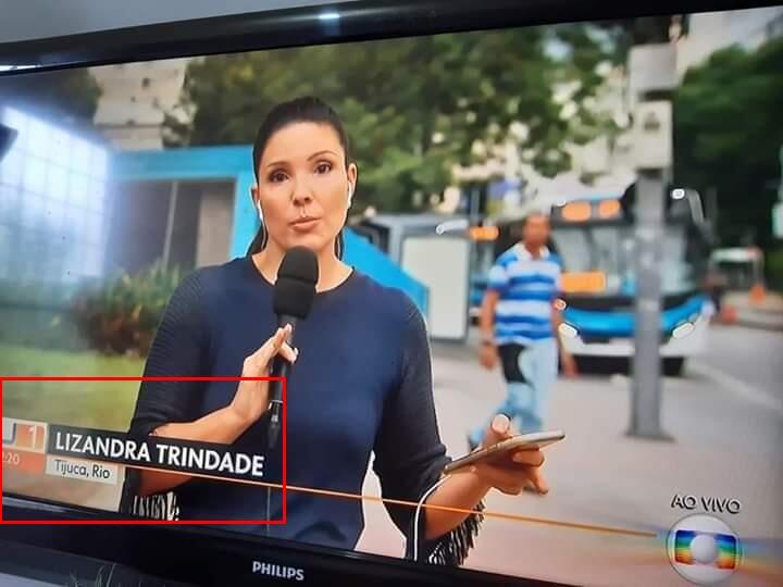Imagem mostra a repórter Lizandra Trindade durante reportagem da Globo no Rio de Janeiro.